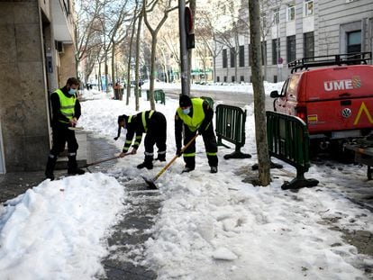 Varios militares colaboran en la limpieza de las inmediaciones del Ministerio de Defensa, en el paseo de la Castellana.