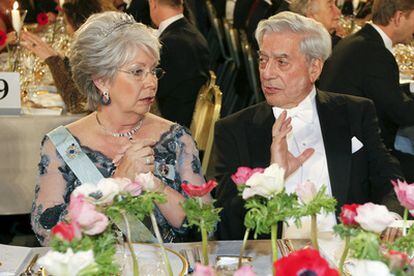 El Premio Nobel de Literatura, Mario Vargas Llosa, conversa con la princesa Christina Mrs Magnusson, durante la cena ofrecida por el rey de Suecia a los premios Nobel, en el Palacio Real de Estocolmo