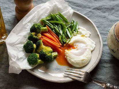 Huevos escalfados con verduras en papillote