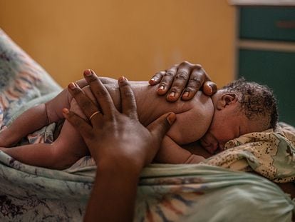 Mint coloca sobre su pecho a su hijo recién nacido, en el centro de salud de Guerou (Mauritania).
