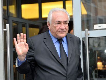 Dominique Strauss-Kahn sale de su hotel, en Lille, este lunes. 