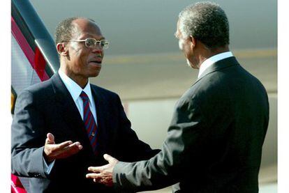 Jean- Bertrand Aristide, derrocado presidente de Haití, es recibido por el presidente de Suráfrica, Thabo Mbeki (derecha) , a su llegada al país africano en 2004