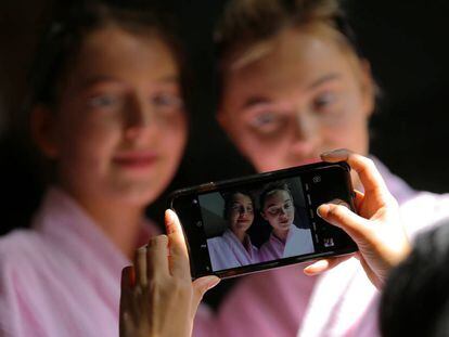 Dos modelos posan para una fotografía tomada con un móvil.