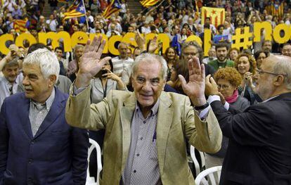 El expresidente de la Generalitat y exlíder del PSC, Pasqual Maragall (i), acompañado de su hermano Ernest, en un acto de ERC.