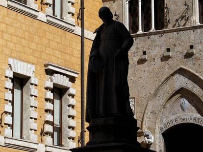 Entrada principal de la sede de Monte dei Paschi di Siena, en Siena (Italia).