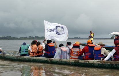 Integrantes de la Comisión de la Verdad navegaban en octubre de 2021 el río Arauca, cerca de Puerto Contreras.