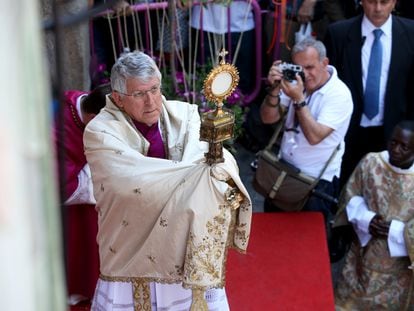 Braulio Rodríguez, cuando era arzobispo de Toledo, en la procesión de la festividad del Corpus Christi en junio de 2015.