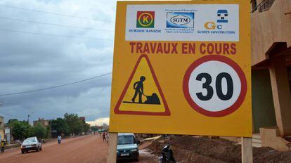 Trabajos en una calle de Uagadugú, Burkina Faso.