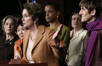 La líder de la minoría en el Congreso, Nancy Pelosi, junto a otras representantes del Partido Demócrata.