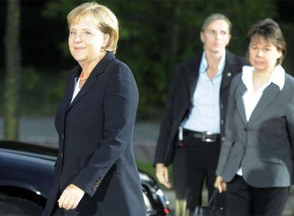 Angela Merkel llega al debate televisivo celebrado anoche acompañada de su jefa de gabinete, Beate Baumann.
