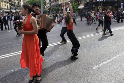 El grupo 10 & 10 Danza ejecuta su acción callejera en la confluencia de la Gran Vía con la calle de Montera.