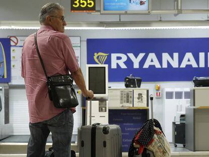 Un pasajero de Ryanair en el aeropuerto Madrid-Barajas Adolfo Su&aacute;rez en la huelga de julio. 