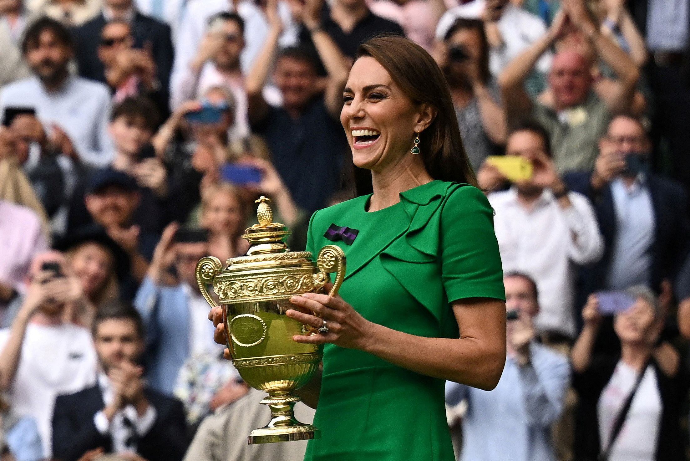 La final de Wimbledon entre Carlos Alcaraz y Novak Djokovic, el pasado domingo, reunió en Londres a decenas de personalidades del mundo de la realeza, la música y el cine. Un partido que tuvo una duración de casi cinco horas y que terminó con el español revalidando su primer puesto en el 'ranking' mundial del tenis. La princesa de Gales, Kate Middleton, fue la encargada de entregar el trofeo al tenista.