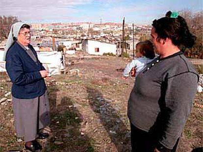 Una religiosa habla con una residente del poblado chabolista del Pozo del Huevo.