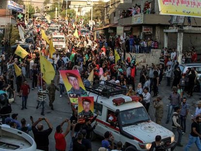 Un convoy de Hezbol&aacute; traslada los cuerpos de algunos milicianos muertos en la batalla con Al Nusra en la frontera sirio-libanesa.