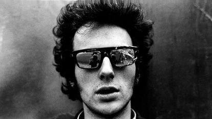 Joe Strummer, líder de The Clash, en Londres en 1976, retratado cuando aún militaba en el grupo The 101ers.