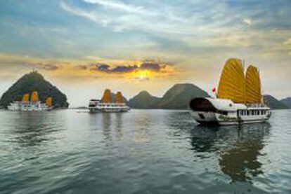 Veleros en la bahía de Ha Long (Vietnam).