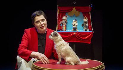 L'actriu Isabela Rosellini amb un dels gossos amb què interpreta el seu espectacle 'Link link circus'.