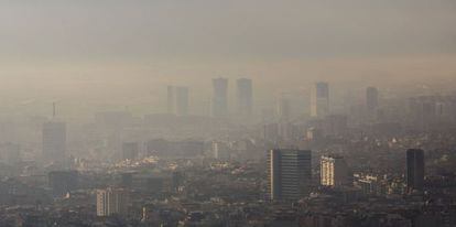 Episodio de contaminación en Barcelona, en diciembre de 2013.