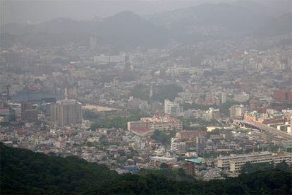 Vista actual de la ciudad de Nagasaki, en la isla de Kyushu, al suroeste de Japón. Las colinas que rodean la ciudad redujeron el impacto de la bomba, que en principio era de mayor potencia que la que cayó sobre Hiroshima.