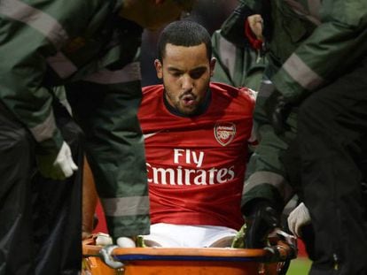 Walcott, retirado en camilla en el partido contra el Tottenham. 