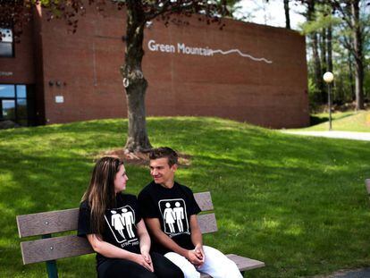 Mariah Lique y Tanner Bischofberger visten camisetas del "orgullo heterosexual".