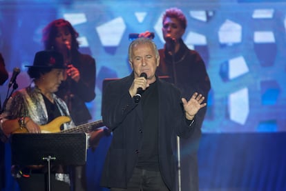 El cantante Víctor Manuel actúa durante el primer homenaje a Antonio Flores, este viernes en el Palacio de Vistalegre.