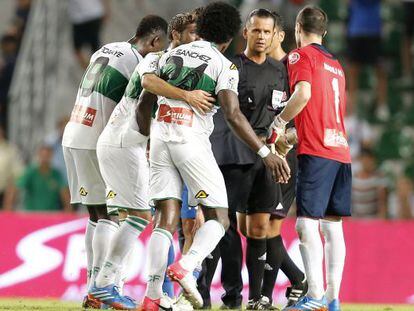 Muñiz Fernández, rodeado de jugadores del Elche tras el penalti.