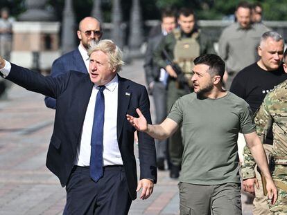 El presidente ucranio, Volodímir Zelenski, este miércoles con el primer ministro británico, Boris Johnson, en Kiev.