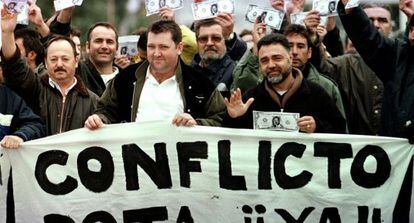 Varios trabajadores de la base de Rota, durante una manifestaci&oacute;n en 2001.