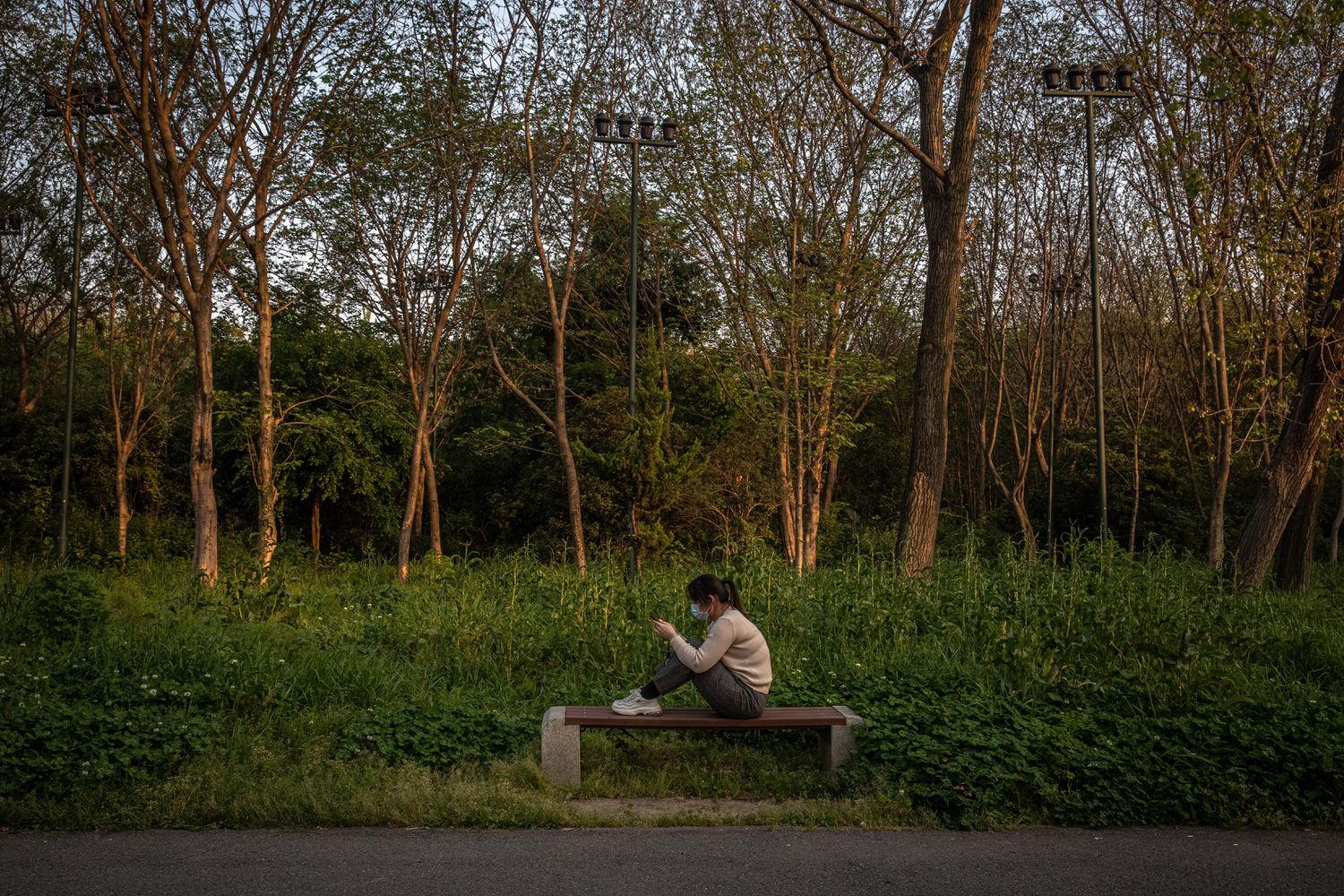 Una mujer en un parque de Wuhan
