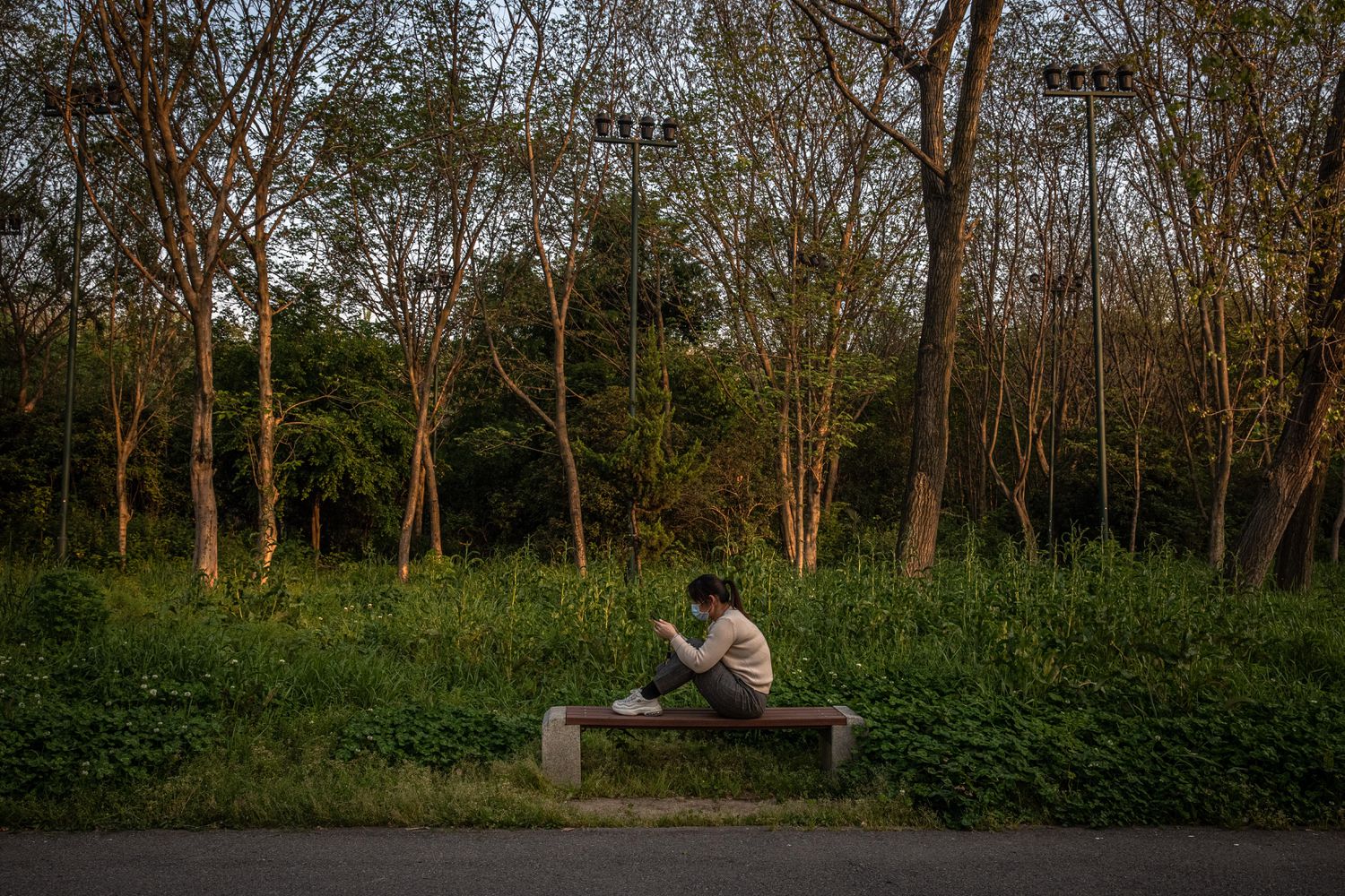 Una mujer en un parque de Wuhan