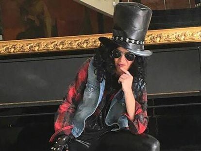 Pilar de Lara, caracterizada como Slash, el guitarrista de Guns and Roses, horas antes de acudir al concierto de la banda en Lisboa en 2017. En vídeo, recopilación de sus actuaciones.