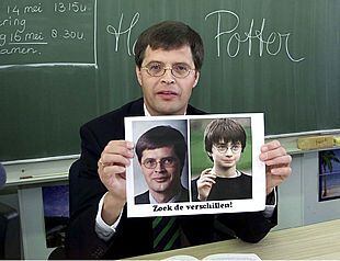 El líder democristiano Jan Peter Balkenende muestra un cartel para demostrar su parecido físico con Harry Potter.