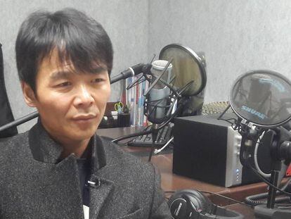 El señor Choi en la emisora de radio, en Seúl.