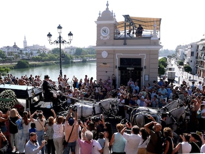 Cortejo fúnebre de Maria Jimenez por el puente de Triana.