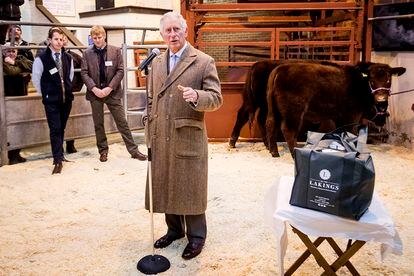 De las reuniones con mandatarios extranjeros a la granja: pocas prendas han demostrado más versatilidad que el abrigo marrón favorito del príncipe.