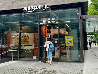 Una chica entra en un supermercado Amazon Go de Seattle.