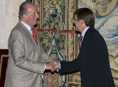 El Rey Don Juan Carlos saluda al presidente del Gobierno balear Francesc Antich momentos antes de comenzar la audiencia que se ha celebrado en el Palacio de la Almudaina de la capital balear.