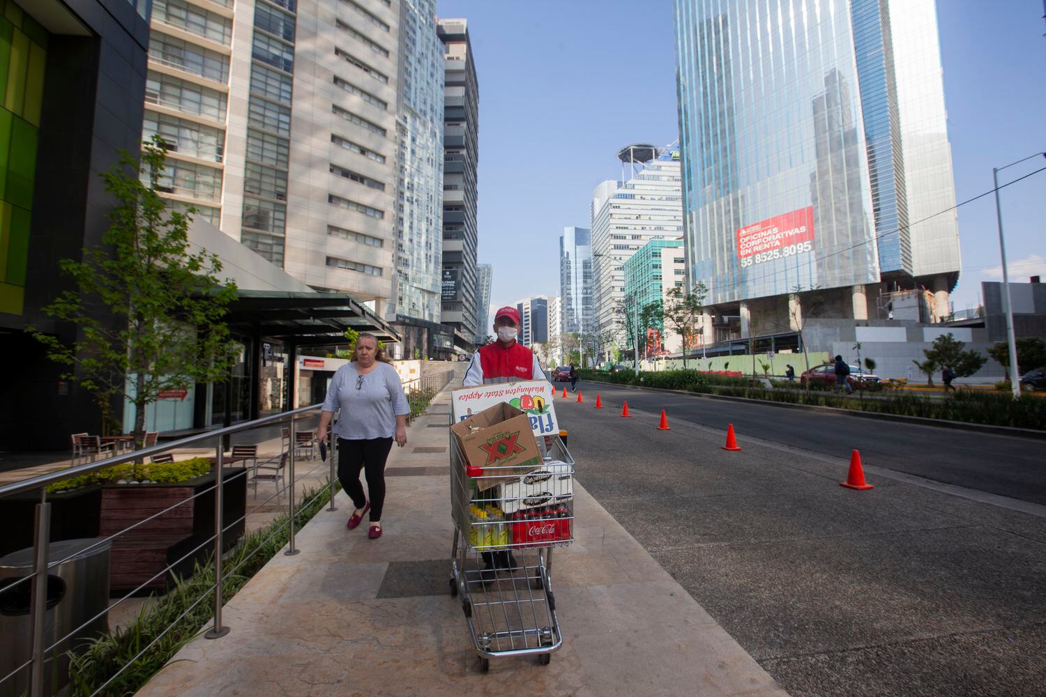 Un empleado de supermercado lleva la compra de un cliente en la zona de Santa Fe.