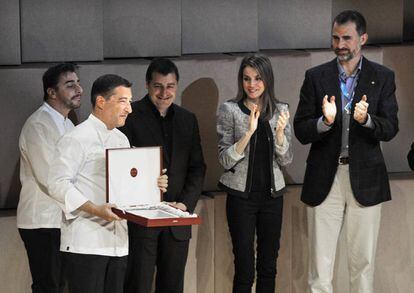 Felipe VI y doña Letizia entregan en 2013 a los hermanos Roca una placa de reconocimiento tras ser elegido su restaurante como el mejor del mundo.