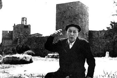 Josep Pla, en su mirador predilecto, el Pedró de Pals.