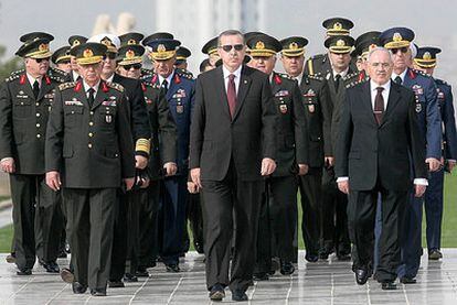 El primer ministro turco, Recep Tayyip Erdogan, junto a los miembros del Consejo Supremo Militar, en el mausoleo de Mustafá Kemal, <i>Atatürk</i>, el pasado noviembre.