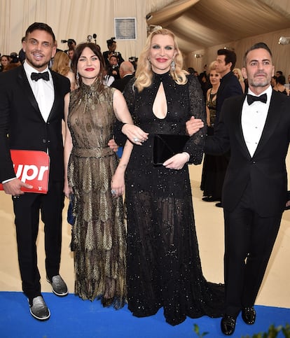 NEW YORK, NY - MAY 01: Frances Bean Cobain, Courtney Love y Marc Jacobs en la MET Gala 2017.