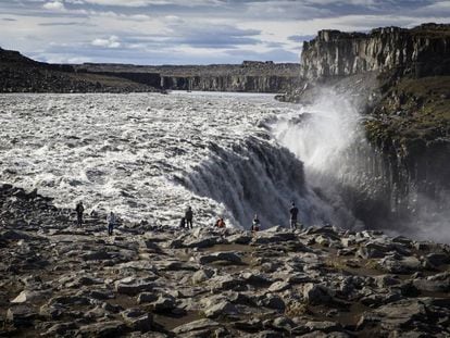 Excursionistas en la cascada Dettifoss, en el norte de Islandia.