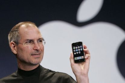 Steve Jobs en la presentación del Iphone, un invento que revolucionó la telefonía móvil, en San Francisco (EE UU) en enero de 2007. Foto: