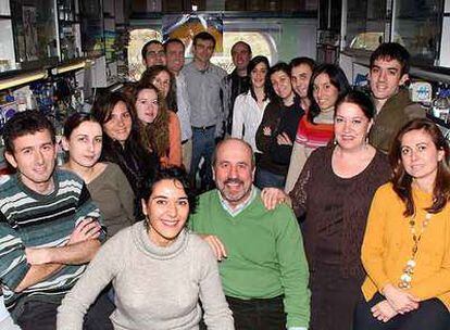 Mariano Esteban y su equipo, en el Centro Nacional de Biotecnología del CSIC en Madrid.