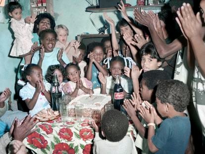 Renatinha celebra su sexto cumpleaños (1988).