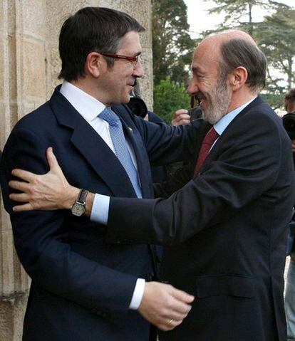Rubalcaba y López se saludan antes del encuentro que han mantenido esta tarde en el Palacio Artaza de Leioa.