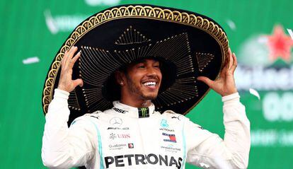 El piloto de Mercedes, Lewis Hamilton, celebra su triunfo en el Gran Premio de México.